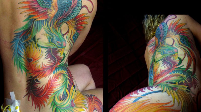 A megrendelő testén tökéletesen elhelyezett színes Főnixmadár az amerikai tetoválóművész, Tony Mancia alkotása