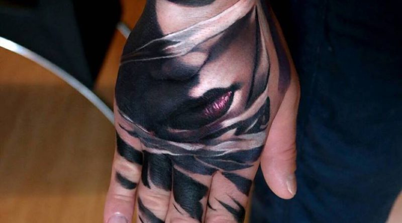 A tetoválás helyének megválasztása és a kézfejre való felhelyezése is különleges. Az alkotó Mihails Neverovs Litvániából