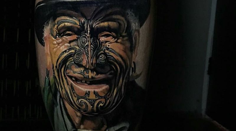Amikor az új-zélandi tetoválózseni, Matt Jordan egy arctetoválást (mokót) viselő öreg maori emberről készít tetoválást.