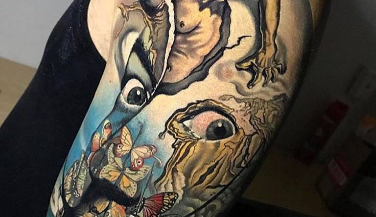 Salvador Dali portré szokatlan megközelítésban. Ilyen egy igazi tetoválás, formabontó, gondolatébresztő és stílusosan mindent megmutat, amit csak lehetséges abból a témából, amit körüljár. Alkotó Steve Butcher.