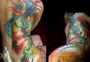 A megrendelő testén tökéletesen elhelyezett színes Főnixmadár az amerikai tetoválóművész, Tony Mancia alkotása